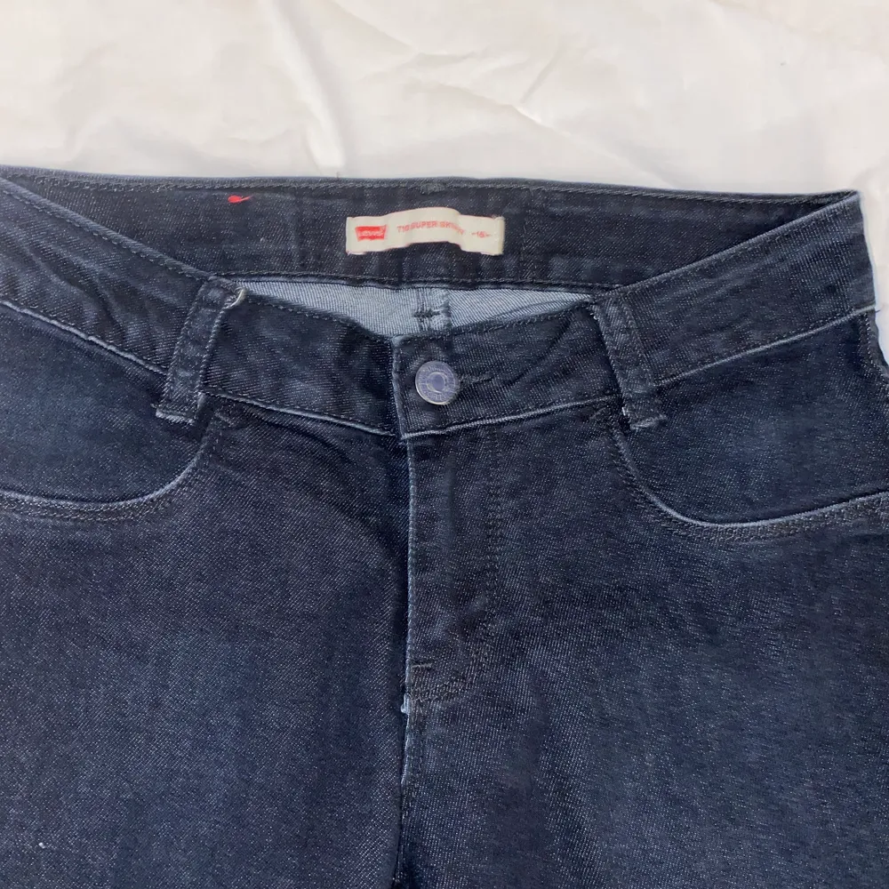 Mörkmörkblå Levisjeans modell 710💙🖤  XXS Low rise Aldrig använda!💖. Jeans & Byxor.