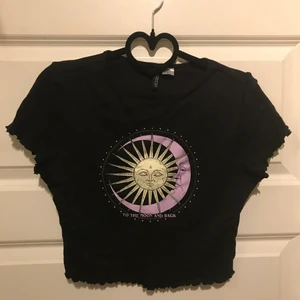 Astrologi topp - Svart croppad topp från h&m med solen och månen. Stretchig och bekväm med riktigt fint tryck storlek M