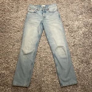 POPULÄRA ZARA-JEANS - Säljer mina populära Zarajeans i storlek 36. Dem är sparsamt använda och säljer pga att dem är lite för korta för mig. Det finns inga tecken på användning. 