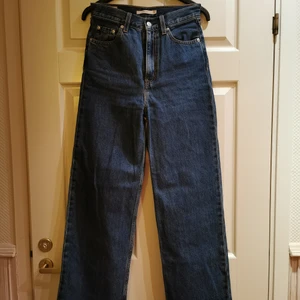 Levis Jeans - "high loose" jeans från Levis som smiter åt på de rätta ställena i superfint nyskick. Storlek 26/31. Skickas mot frakt