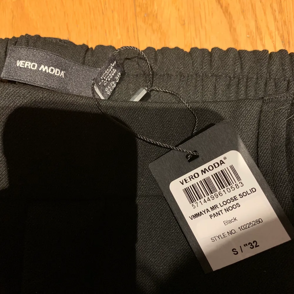 Jag säljer mina kostymbyxor som är mer loose i modellen men ändå sitter lite tajt. De är inte använda och prislappen är kvar. De är svarta, väldigt stretchiga och resor i midjan. Jag fick de i julklapp 2020 men inte tyckt det var min stil därför väljer jag att sälja de. Fint skick, inget fel på de. Original pris var 299kr.. Jeans & Byxor.