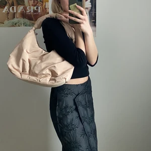 Handväska - Skitnygg oanvänd H&M väska! Storleken är ca 30x20, i polyester, känns som ”jacktyg”. Nypris 299kr.