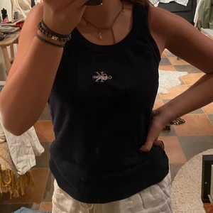 Calvin klein linne - Marinblått Calvin Klein linne, strl xxl men passar mig perfekt som brukar bära XS/S så skulle säga att det passar alla storlekar!💕