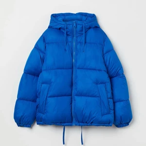 Jacka - Intressekoll på min fina och populära jacka från h&m i den perfekta blåa färgen💙💙 endast använd några gånger så i väldigt bra skick!! Slutsåld i dem flesta storlekarna !! Spårbar frakt på 66kr tillkommer 🚚 📦 