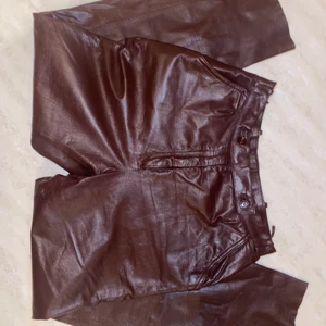 Läder byxor - Säljer dessa ascoola äkta läder byxor från h&m. De är i en straight/baggy fit. Är 165 och det passar perfekt i längden. Storleken är 40 men skulle säga att de passar S/M. Dem är avklippta men det är ingenting man tänker på. De är i en röd, brun färg<3 Pris kan diskuteras!!