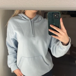 Hoodie från Monki - Ljusblå hoodie från Monki💙har en liten fläck under luvan som knappt syns