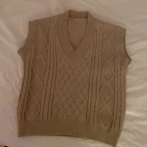 Stickad tröja  - Superfin stickad tröja som är superfin över skjorta!! Aldrig använd 