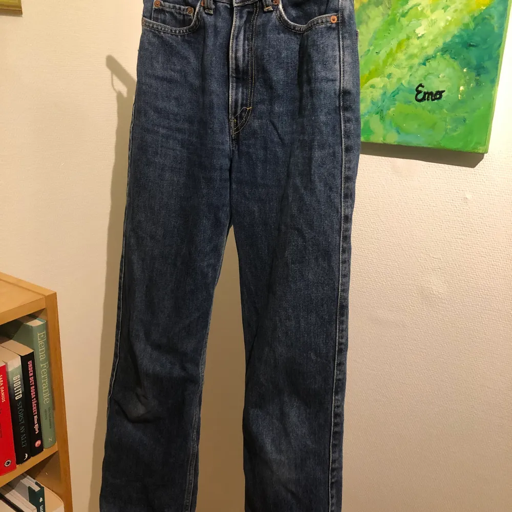 Ett par jeans från weekday, modell rowe storlek 24/30 nypris 500kr. Jeans & Byxor.