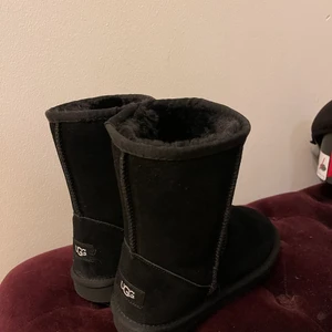 UGGS - Helt nyköpta uggs säljes då de ej passar mig i strl. High uggs i svart 😍