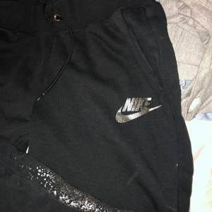 Svarta Nike mjukisbyxor i storlek M. #nike #mjukisbyxor De har guldiga detaljer på sig. 