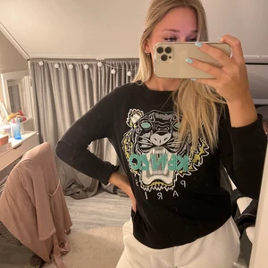 Kenzo tröja - Säljer min typ helt oanvänd kenzo tröja, köpt här på Plick för ett tag sen, enligt henne äkta! Storlek S