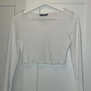 Tröja  - Super gullig tröja från SHEIN. Den har super fina detaljer på ärmarna och längst ner. Det står strl M men skulle mer säga xs/s. Den har en liten fläck på insidan av ryggen men det är inget man lägger märke till på utsidan. Köparen står för frakten❤️