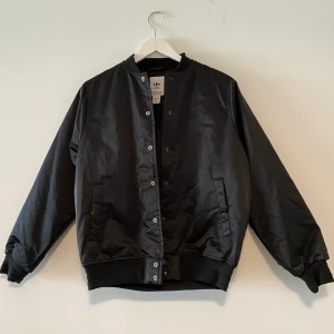 Bomberjacka Adidas - Oversized bomberjacka från Adidas. Den är tjock och vindtät. I perfekt skick, användas bara två gånger. Storlek XS dam men stor i storlek, passar även som M. Nypris: 1299