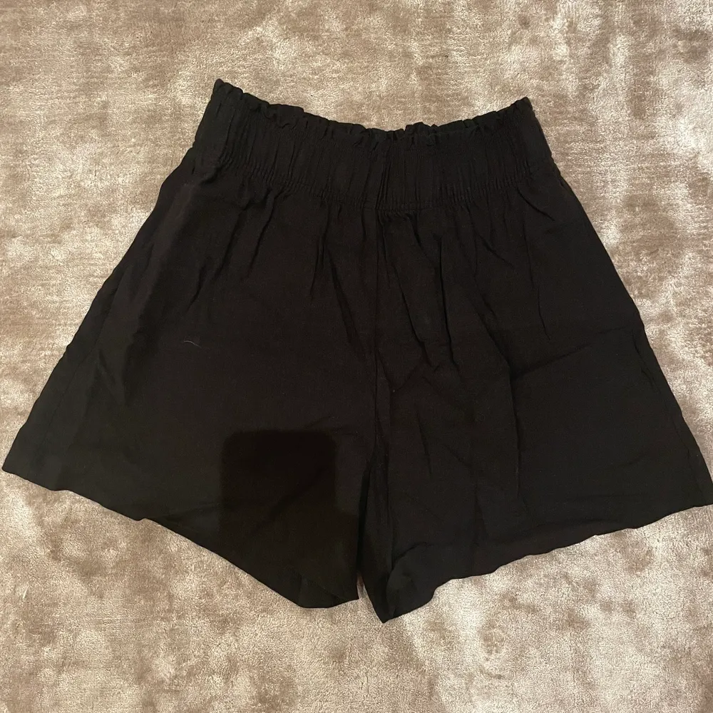 Svart luftiga tyg shorts från H&M som passar perfekt vid varmare väder eller lite gulligare outfit!☺️ resår midja. Storlek S.. Shorts.