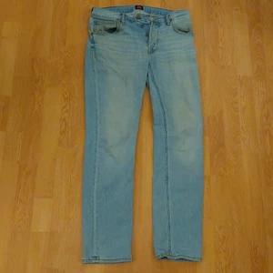 Lee - ljusblå jeans - Jeansen köpte jag för 1år sedan för 900kr och var sannerligen ett av mina favoritplagg. Dessvärre släppte sömmarna lite i vänsterkanten av höger bakficka och den skadan ser ni i den andra bilden. Personligen tycker jag inte att det syns jättemycket, men om man vill så kan man ju testa att laga dem själv. Eftersom att det är ett väldigt fint jeans-märke och att skadan går att reparera själv så tycker jag att 250kr är ett rimligt pris.