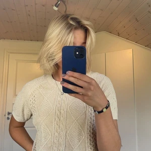 Stickad t-shirt - Säljer denna jättesköna stickade t-shirt i beige eftersom den inte kommer till så mycket användning. Är i storlek S men skulle säga att den passar XS-M. 