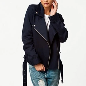 Filippa K Biker Jacket - Färg Navy Blå, 59% linne, 41% bomull, fodrad. Skick: fint använd. Storlek small