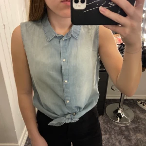 Blå kjorta - Blå kjorta med knappar där fram och ett knyte så man kan knyta upp den om man vill. Den sitter perfekt och har bra kvalité. Kontakta mig vid intresse/frågor. Köparen står för frakten (66kr) & tar endast swish✨