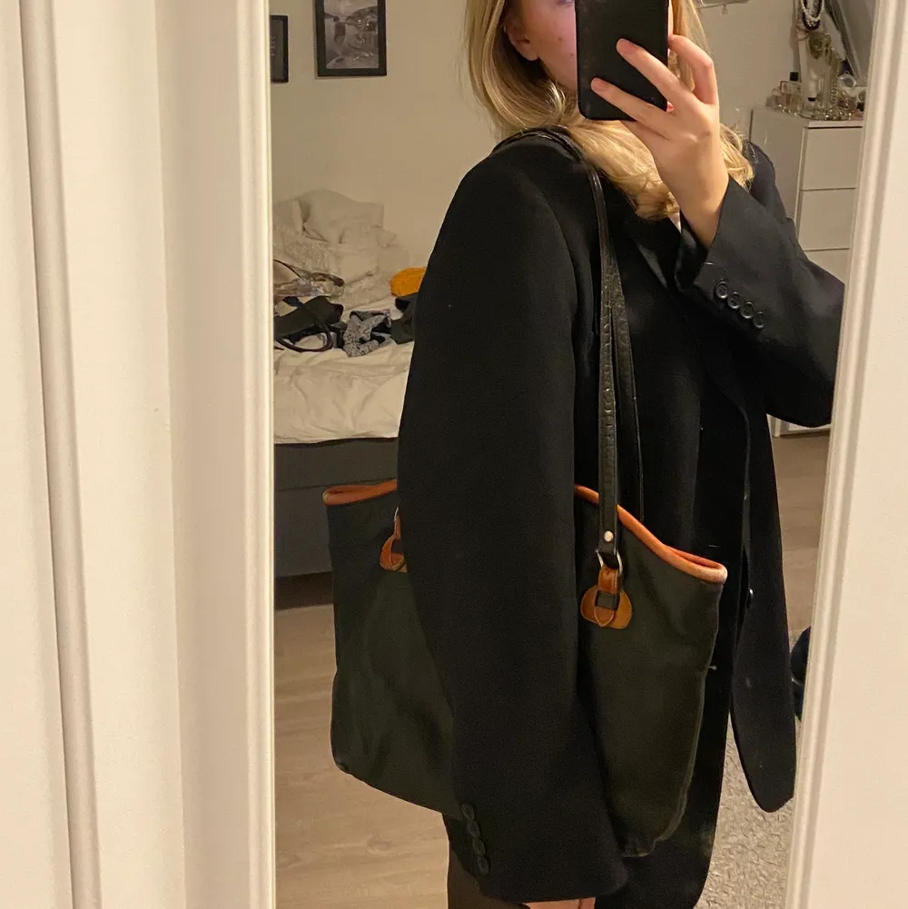 Snygg svart väska med orangea detaljer på 🧡🧡 köpt på secondhand!!. Väskor.
