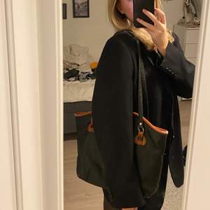 Snygg svart väska med orangea detaljer på 🧡🧡 köpt på secondhand!!