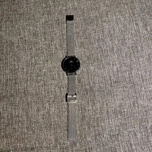 Daniel Wellington  - Köpt för 1300, använd en gång. Litet ur, justerbar längd på klocka 