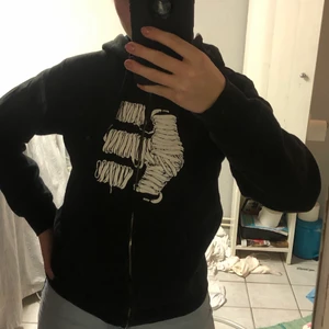 Etnies zip-up hoodie - Etnies svart zip-up hoodie