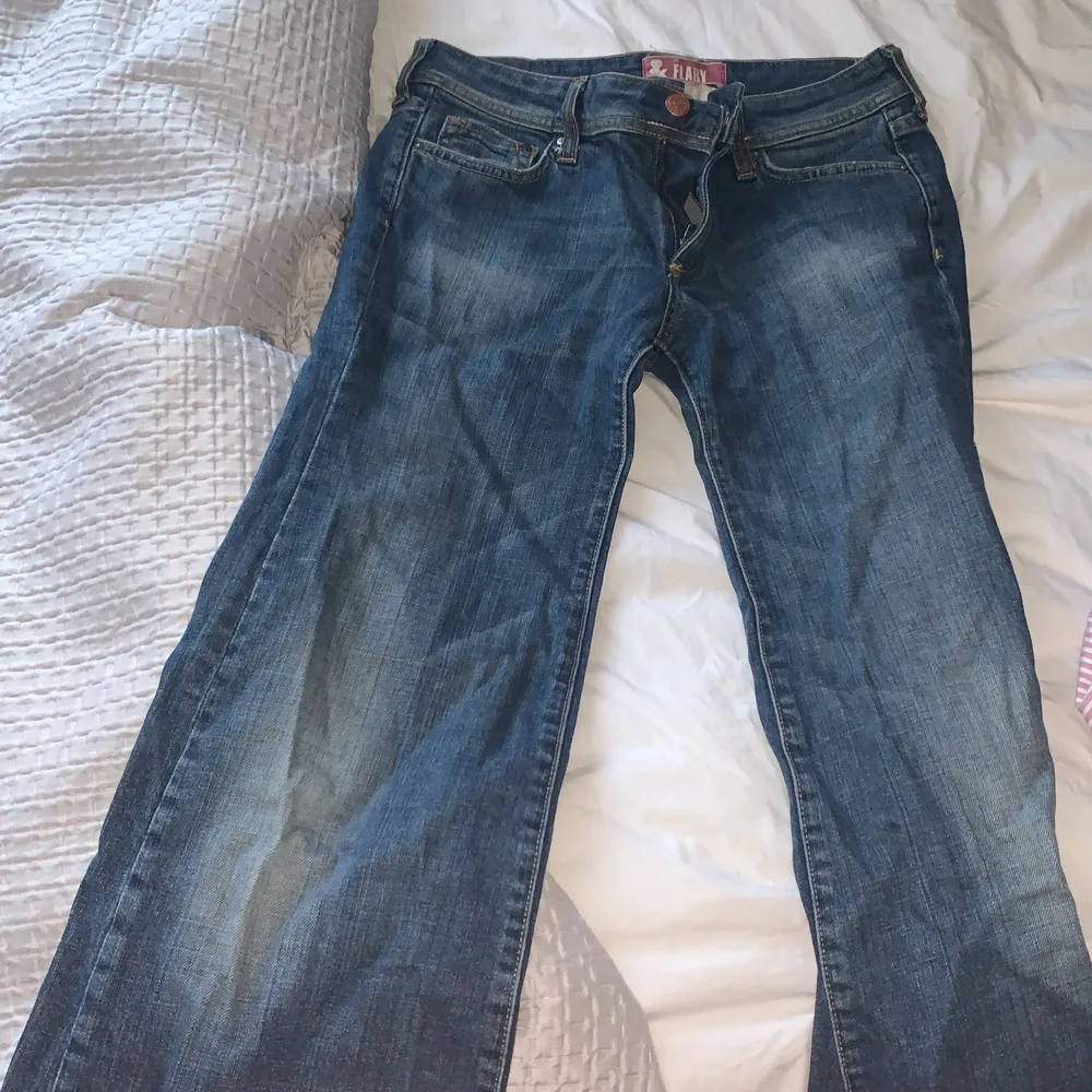 Köpta här på plick men kommer inte till användning:( bilder från förra ägaren förutom sista! Sitter perfekt på mig som vanligtvis har 25/26 i jeans och 32/34 i längd😋💕. Jeans & Byxor.