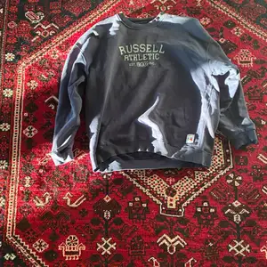 Vintage Russel tröja könns som en stor M eller Liten L. 
