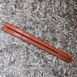 Caias läppprodukter  - Säljer 2 av Caias läppännor i färgerna Lovisa och Laguna samt två glansiga läppstifts där båda är i färgen Adore You. Utöver detta säljer jag även ett läppglans i färgen Beige. Jag säljer detta pågrund av att färgerna inte passade mig. Produkterna är endast testade. Beige säljer jag för: 100kr. Läppennorna säljer jag för 70kr styck. Läppstiftsen säljer jag för 100kr styck. Däremot är jag villig att förhandla vid en snabb affär :) 