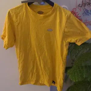 Säljer min gula dickies t shirt köpt för 300 säljer för 150kr 🧡