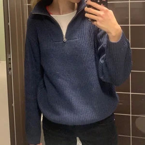 Blå zip-up tröja - Endast använd en gång så i nyskick därav priset!! Skriv privat för fler bilder😊 frakt tillkommer!!!! Lägger ut igen pga oseriös köpare. Lägg inte bud om du inte tänker fullfölja köpet❗️❗️