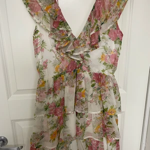 Blommig klänning  - Väldigt fin blommig klänning, endast använd 3 gång på skolavslutning. Storlek 36. 