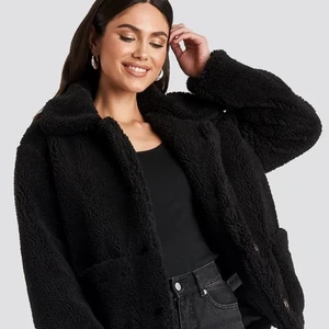 NA-KD teddy jacka - Jätte fin Teddy jacka dom knappt är andvänd! Storlek S men är lite ”oversize”. Varm och skön  nu till vintern! 💞 Ny pris 849 och säljer för 279 ink frakt! Skriv om ni undrar ngt