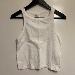 H&M - H&M vit blus, stretchig magtröja i storleken M. Använt 1 gång tidigare. Mycket bra skick.