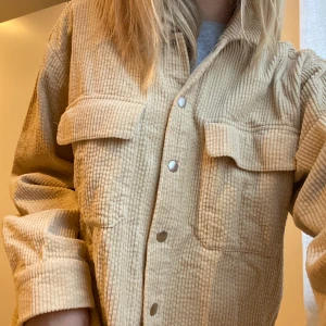 Manchester skjorta &other stories - Säljer denna beigea Manchester skjortan från &other stories. Köpt för några år sedan men endast använt några gånger