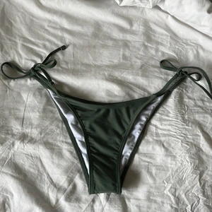 Grön justerbar bikiniunderdel strl M/S - Helt ny bikiniunderdel, storlek M men passar även S! Justerbara band så man kan göra den mindre/större. Skyddet i trosorna är kvar. Grön färg i en brazilian fit. 💖