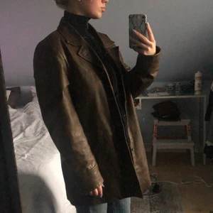 Skinnjacka  - Skitsnygg brun skinnjacka, köpt second hand. Bra skick, oversized. Säger pga har för många jackor. Storlek 50, passar mig som har S