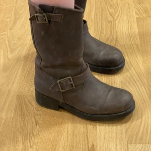 Johnny Bulls stövlar låga - Gott skick, mörkbruna med spännen uppe och nere, lägre klack. Smörjer man in dem är de i väldigt gott skick igen! 