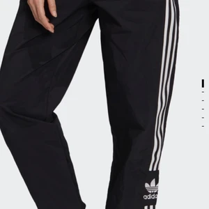 Track pants - Adidas track pants, använda ca 2-3 ggr. Storlek 40. Säljes då de är för små. Nypris 599. 