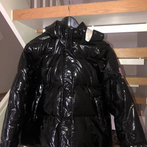 Jacka - Glansig svart dunjacka i storlek 34, populär jacka från Boohoo. Fungerar både som en vinter och höstjacka.