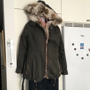 On parler de vous päls  jacka.stl 38 - On parler de vous vinter jacka i äkta päls. Uttagbara inne päls därför kan den användas på sommaren också. Jacka är rent och i toppskick.