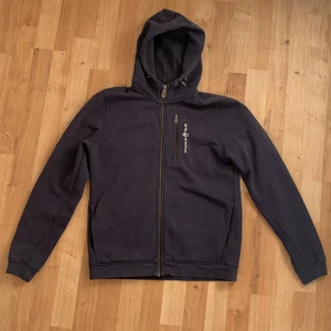 Sail Racing zip hoodie, 150kr - Sail Racing zip hoodie (JR Bowman Zip Hood, Navy) i blå färg. Är i storleken 170 och passar också som S. Den är i bra/mycket bra skick och köparen står för frakten.