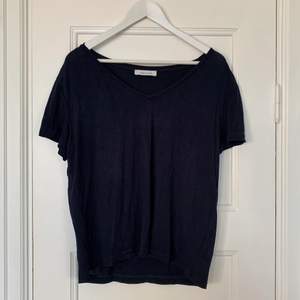 T-shirt i modell Siff v-neck från Samsøe Samsøe. Färg Dark sapphire (mörkblå). Storlek S. 💙