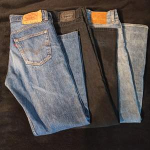 Tre par Levi's jeans i bra skick. Storlek 33/32 och 33/30. 250 kronor för ett par. 400 kronor för två par. 500 kronor för alla tre. Snabb affär prioriteras. 