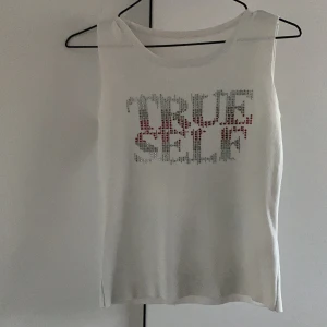 Linne - Säljer ett linne med texten ”TRUE SELF” på. Använd ett fåtal gånger och i bra skick. 