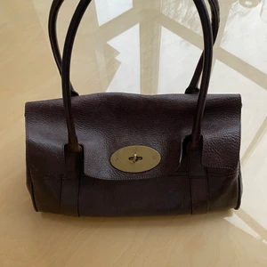 Mulberry väska  - Vintage Mulberry väska ÄKTA. Super bra skick både med lädret och   formen. Det är en handväska som rymmer en del och är prefekt till allt! Skriv om man vill ha fler bilder eller veta något mer om den😇🤩 I och med att den är lite äldre så finns ingen äktenhetsbevis kvar därav priset. Men den är ÄKTA och köpt i Mulberry butik i Paris! 