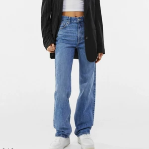 Bershka jeans storlek 34 - Nya bershka jeans bara testade. Deras fina straight jeans modell!🥰