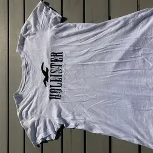 Snygg vit t-shirt från hollister. Väl använd men bra skick. Säljs pga den inte används.