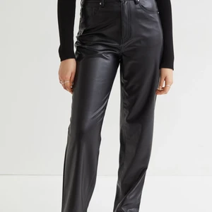 Läderimitation byxa - Svarta byxor i läderimitation ifrån H&M, använd max 2 gånger! Säljes pga att dem inte används! Storlek 32!