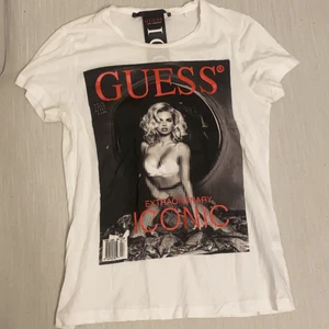 guESS T-shirt - Snygg t-shirt med tryck. vit i Storlek xs 